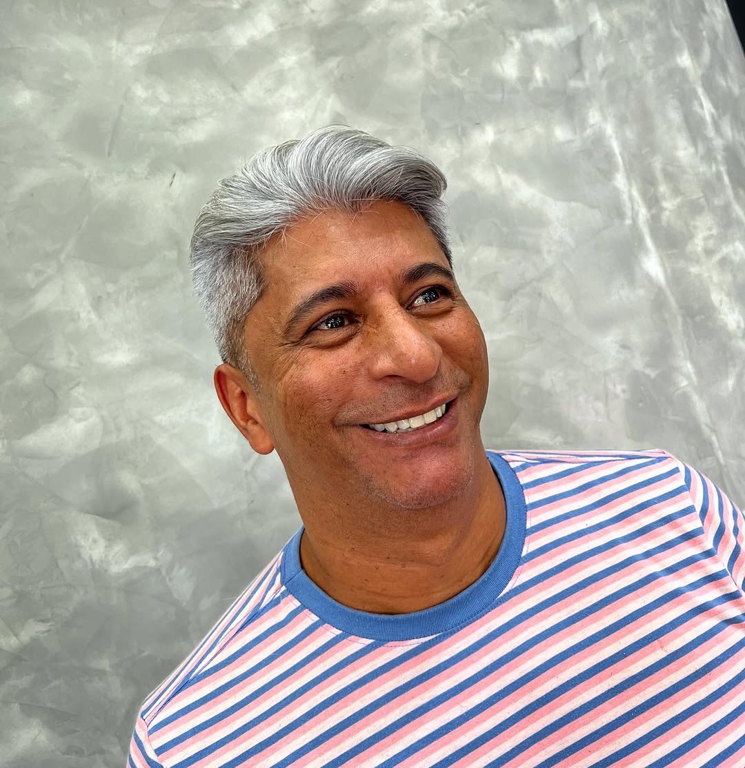 Corte em cabelo grisalho na Barbearia Leans