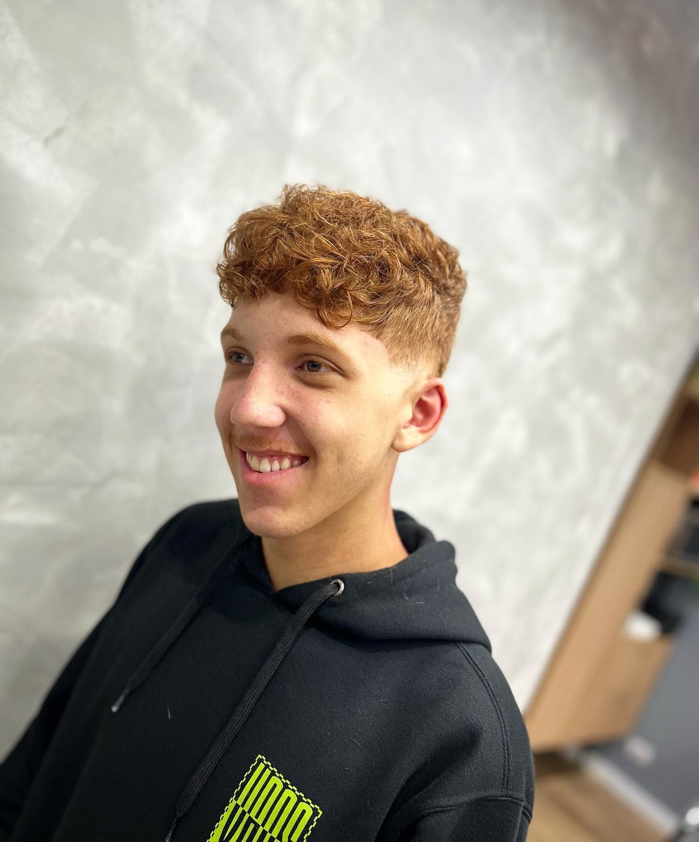 Corte em cabelo ruivo na Barbearia Leans